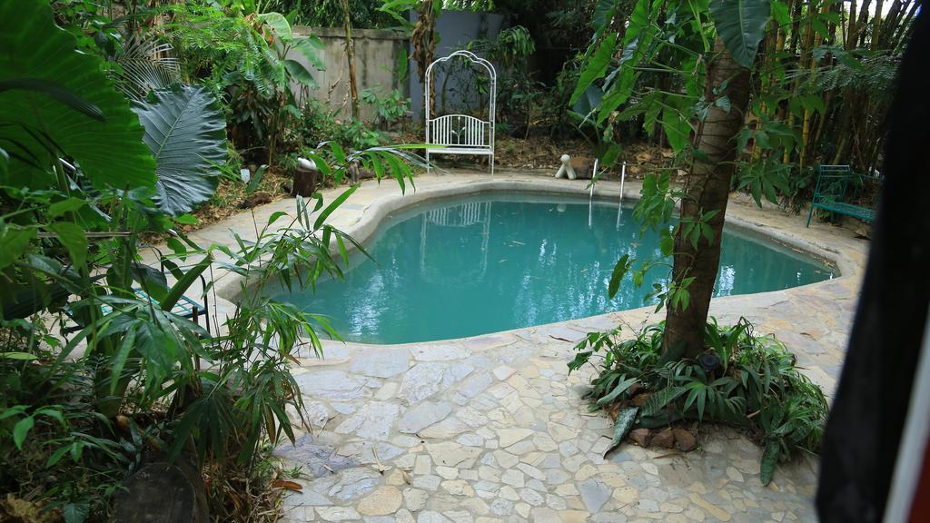 Bushman Cafe Hotel Abidjan Luaran gambar