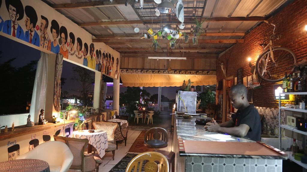 Bushman Cafe Hotel Abidjan Luaran gambar