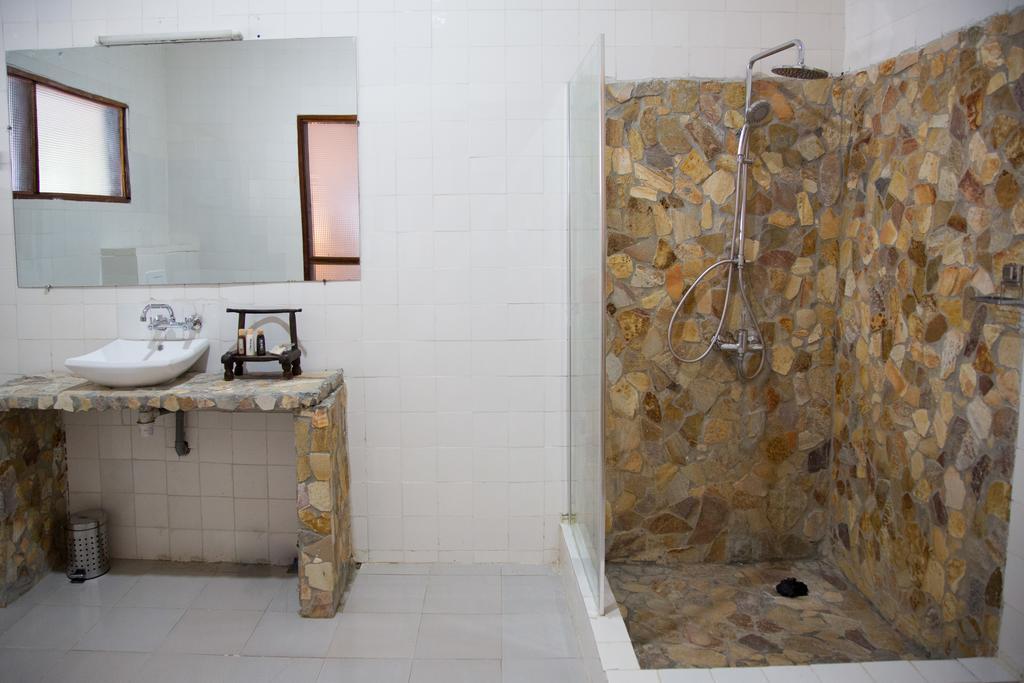 Bushman Cafe Hotel Abidjan Luaran gambar