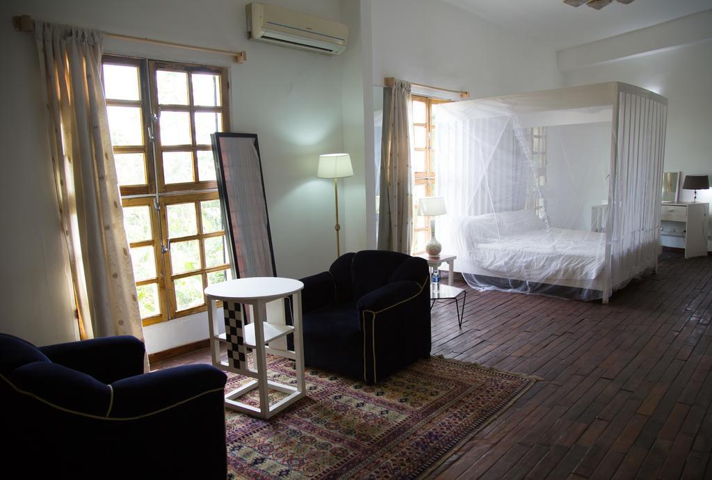Bushman Cafe Hotel Abidjan Luaran gambar